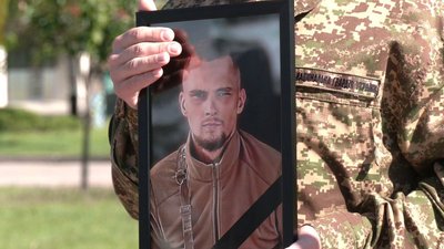 Родині загиблого гвардійця Володимира Самкова з Рівненщини передали орден "За мужність" ІІІ ступеня Родині загиблого гвардійця Володимира Самкова з Рівненщини передали орден "За мужність" ІІІ ступеня