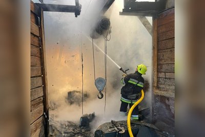 На Житомирщині горів каменеобробний цех — пожежу гасили майже три години На Житомирщині горів каменеобробний цех — пожежу гасили майже три години
