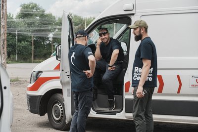 Волонтери приїхали евакуювати жителів Шевченкового Волонтери приїхали евакуювати жителів Шевченкового