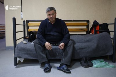 Ігор Паливода приходить ночувати в укриття із сусіднього будинку в Центральному районі Херсона