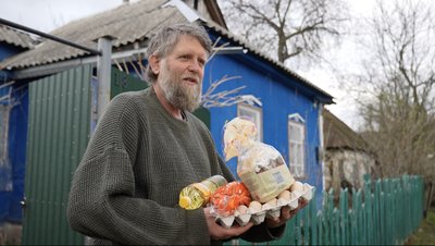 Великодні подарунки під дронами: як у селі Зелений Гай волонтер допомагає мешканцям Великодні подарунки під дронами: як у селі Зелений Гай волонтер допомагає мешканцям