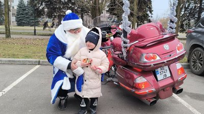 У Кривому Розі до Нового року байкери влаштували святковий мотопробіг У Кривому Розі до Нового року байкери влаштували святковий мотопробіг
