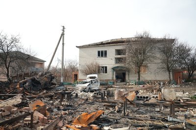 "Хата ходуном ходить і вікна тремтять": як виживають під обстрілами жителі Хотіні "Хата ходуном ходить і вікна тремтять": як виживають під обстрілами жителі Хотіні
