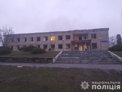 18 пошкоджених будинків: поліція показала наслідки атаки РФ на Сумщину 18 пошкоджених будинків: поліція показала наслідки атаки РФ на Сумщину