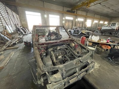 На Миколаївщині слюсарі переобладнують цивільні автівки в багі для військових На Миколаївщині слюсарі переобладнують цивільні автівки в багі для військових