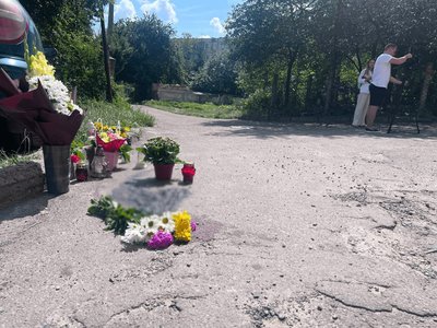 Львів'яни несуть квіти до місця вбивства професорки