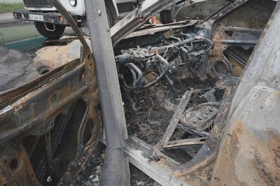 Машина Mazda у Харкові після влучання КАБів та пожежі Машина Mazda у Харкові після влучання КАБів та пожежі