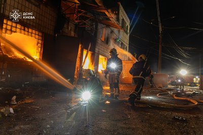 Росія вночі вдарила балістикою по Києву: двоє людей загинули, п'ятеро поранені Росія вночі вдарила балістикою по Києву: двоє людей загинули, п'ятеро поранені