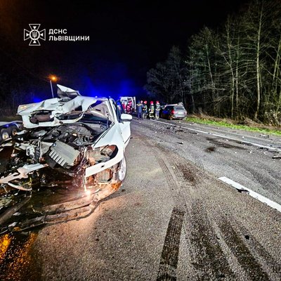 У Львівському районі рятувальники деблокували тіло загиблого водія після потрійної ДТП У Львівському районі рятувальники деблокували тіло загиблого водія після потрійної ДТП