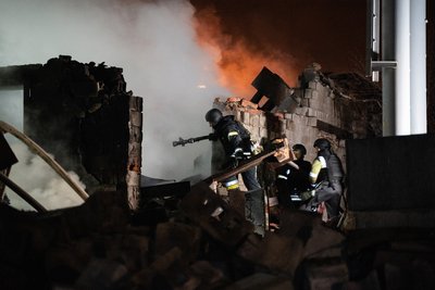 Рятувальники гасять пожежу після обстрілу "шахедами" складів у Слобідському районі Харкова Рятувальники гасять пожежу після обстрілу "шахедами" складів у Слобідському районі Харкова