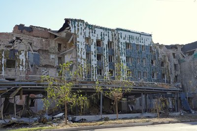"Коні запряжені, раптом що — будемо тікати". Як живе прифронтовий Покровськ: репортаж