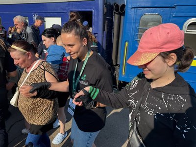 13 переселенців з Донечини та Дніпропетровщини приїхали на Рівненщину евакуаційним потягом 13 переселенців з Донечини та Дніпропетровщини приїхали на Рівненщину евакуаційним потягом