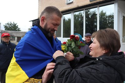 Понад рік у полоні: у Попільні зустріли військовослужбовця Романа Пінчука Понад рік у полоні: у Попільні зустріли військовослужбовця Романа Пінчука