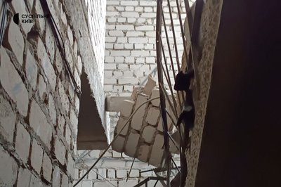 Уламки безпілотника влучили у багатоповерхівку: наслідки російської атаки Києва Уламки безпілотника влучили у багатоповерхівку: наслідки російської атаки Києва