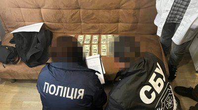 Лікаря затримали при отриманні хабаря сумою 1500 доларів США