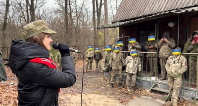 "Дрони кружляли під час виступу": історія співачки з Одещини, яка проводить концерти на фронті "Дрони кружляли під час виступу": історія співачки з Одещини, яка проводить концерти на фронті