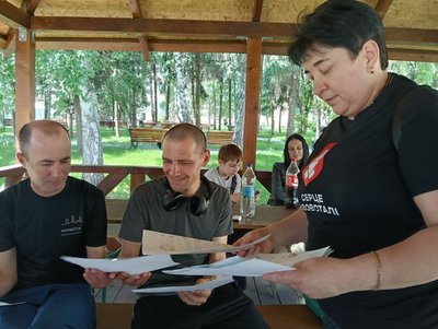 Батьки Володимира передали захисникам дитячі малюнки з дитсадка, де працює Ірина Батьки Володимира передали захисникам дитячі малюнки з дитсадка, де працює Ірина