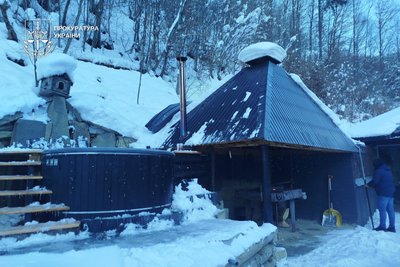 Збудував приватний садовий будинок для родини на землях лісфонду: на Закарпатті підозрюють лісничого Збудував приватний садовий будинок для родини на землях лісфонду: на Закарпатті підозрюють лісничого