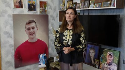"Сина ми хоронили двічі": батьки загиблого захисника з Кіровоградщини Євгенія Косова "Сина ми хоронили двічі": батьки загиблого захисника з Кіровоградщини Євгенія Косова