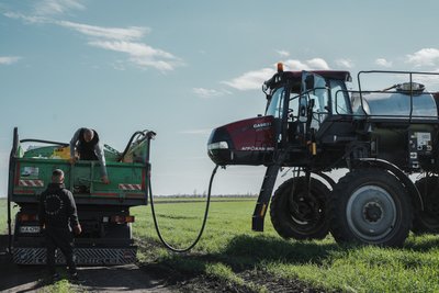 Працівники агрогосподарства за роботою Працівники агрогосподарства за роботою