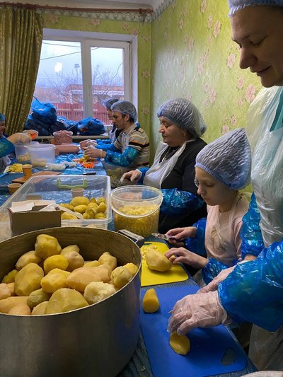 Житомирські волонтери приготували та відправили на фронт тонну салату олів'є