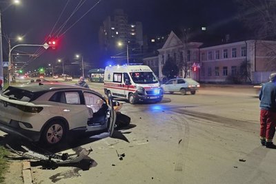 Автотроща у Житомирі: травми отримали шестеро людей, серед яких троє дітей Автотроща у Житомирі: травми отримали шестеро людей, серед яких троє дітей