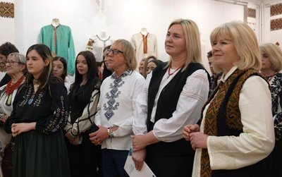 У Тернополі відкрили виставку броня нескорених, вишиванки У Тернополі відкрили виставку броня нескорених, вишиванки