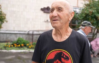 Василь Сенів, пенсіонер, проєкт "Жовтий фартух" Василь Сенів, пенсіонер, проєкт "Жовтий фартух"