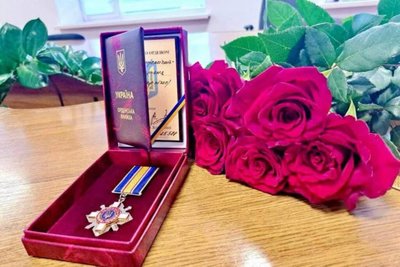 Нагородили посмертно: батькам полеглого на війні студента вручили відзнаку сина Нагородили посмертно: батькам полеглого на війні студента вручили відзнаку сина
