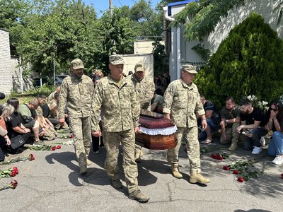 "Він був професіоналом своєї справи". У Миколаєві влаштували прощання з воїном Євгеном Лапчевським "Він був професіоналом своєї справи". У Миколаєві влаштували прощання з воїном Євгеном Лапчевським