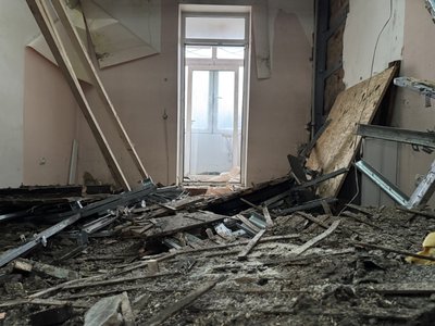 “Тут тріщини товщиною в палець”: мешканці пошкодженого вибухом будинку в Сумах просять нові оселі “Тут тріщини товщиною в палець”: мешканці пошкодженого вибухом будинку в Сумах просять нові оселі