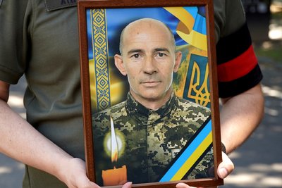 В Ужгороді попрощалися із загиблим військовослужбовцем Миколою Лошаком В Ужгороді попрощалися із загиблим військовослужбовцем Миколою Лошаком