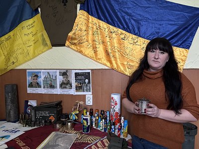 У селах Житомирщини жінки щодня плетуть сітки для військових У селах Житомирщини жінки щодня плетуть сітки для військових