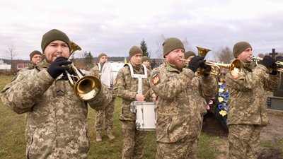 похорон Тараса Ориника, оркестр грає Гімн України похорон Тараса Ориника, оркестр грає Гімн України