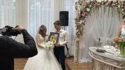 Нареченим дарують картину, 24 серпня 2024 року Нареченим дарують картину, 24 серпня 2024 року