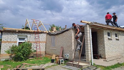 У селищі на Кіровоградщині відновлюють будинки, пошкоджені внаслідок обстрілів армією РФ У селищі на Кіровоградщині відновлюють будинки, пошкоджені внаслідок обстрілів армією РФ