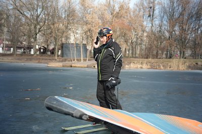 З вінгом на льоду – спортсмен Микола Уваров тренував сумчан на озері Чеха З вінгом на льоду – спортсмен Микола Уваров тренував сумчан на озері Чеха