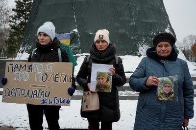 У День Збройних сил у центрі Харкова полеглих військових вшанували хвилиною мовчання У День Збройних сил у центрі Харкова полеглих військових вшанували хвилиною мовчання