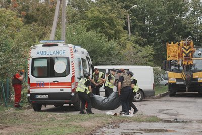 поліція виносить тіло поліція виносить тіло