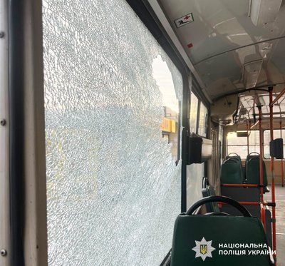У Житомирі чоловік розбив каменем вікно тролейбуса — поліція розслідує справу У Житомирі чоловік розбив каменем вікно тролейбуса — поліція розслідує справу