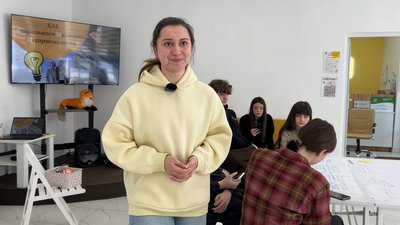 Виготовляють чашки, шопери, футболки: у громаді на Рівненщині підлітки вчаться вести бізнес Виготовляють чашки, шопери, футболки: у громаді на Рівненщині підлітки вчаться вести бізнес