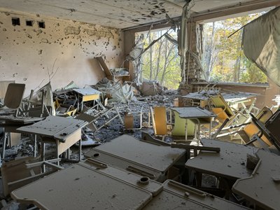 "Немає ні вікон, ні дверей. Пряме попадання". Що розповіли очевидці про російський удар по школі у Херсоні "Немає ні вікон, ні дверей. Пряме попадання". Що розповіли очевидці про російський удар по школі у Херсоні