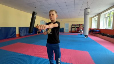 У селі на Чернігівщині за грантові кошти відкрили гурток з карате й запросили сім'ю переселенців, щоб був тренер У селі на Чернігівщині за грантові кошти відкрили гурток з карате й запросили сім'ю переселенців, щоб був тренер