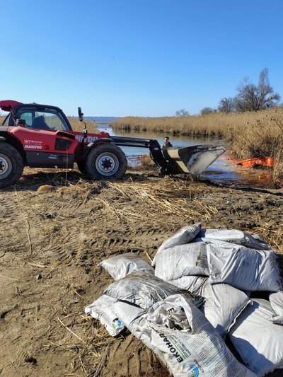 Обробляють воду сорбентом: у Миколаєві триває очищення акваторії Південного Бугу Обробляють воду сорбентом: у Миколаєві триває очищення акваторії Південного Бугу