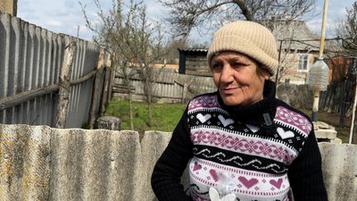 “Я звідси вже нікуди не поїду”. Жінка з Донеччини вдруге втратила дім через війну “Я звідси вже нікуди не поїду”. Жінка з Донеччини вдруге втратила дім через війну