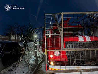 Рятувальники працюють на місці влучання російського дрона у будинок у Богодухові Рятувальники працюють на місці влучання російського дрона у будинок у Богодухові