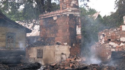 Згарище після обстрілу села Полісся Городнянської громади на Чернігівщині 26 червня 2024 року Згарище після обстрілу села Полісся Городнянської громади на Чернігівщині 26 червня 2024 року