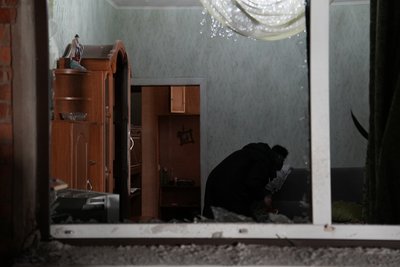 Розбите вікно внаслідок удару КАБами по Шевченківському району Харкова Розбите вікно внаслідок удару КАБами по Шевченківському району Харкова