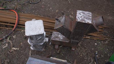 На Вінниччині чоловік майструє окопні пічки різних розмірів для захисників На Вінниччині чоловік майструє окопні пічки різних розмірів для захисників