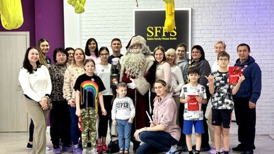 Діти та батьки в фітнес-студії Діти та батьки в фітнес-студії